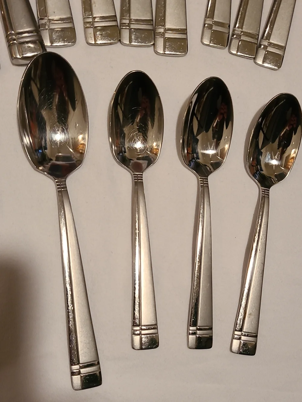 Oneida Amsterdam 18/10 Flatware Silverware Fork Knife Spoon Frosted Accent